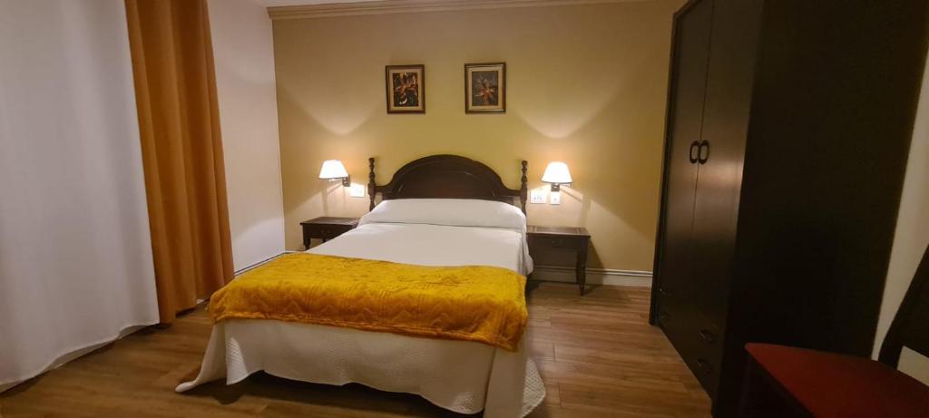 纳龙La casa de la abuela的一间卧室配有一张黄色毯子床