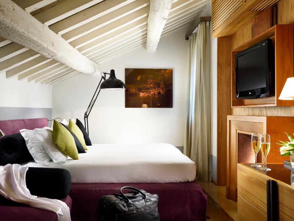 罗马马里奥德菲奥里37酒店的一间酒店客房,配有一张床和一台电视