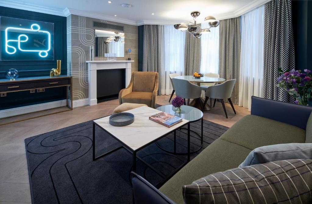 伦敦仕骅廷莱克斯汉姆花园梅森酒店的客厅配有沙发和桌子