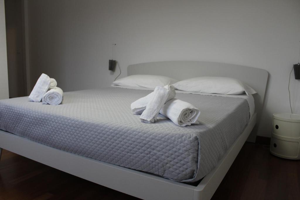圣萨尔沃B&B San Salvo的一张带毛巾和枕头的白色床