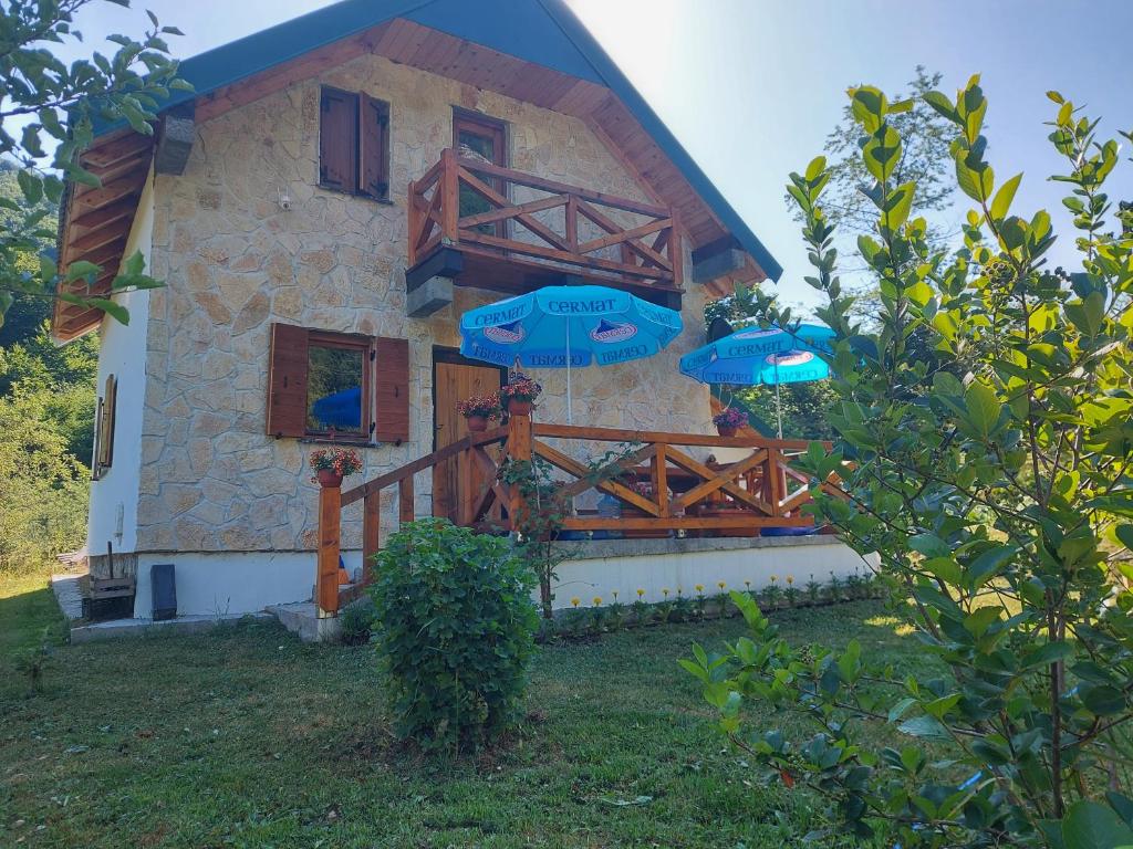 VerušaVila Verusa的前面有两把蓝色伞的房子