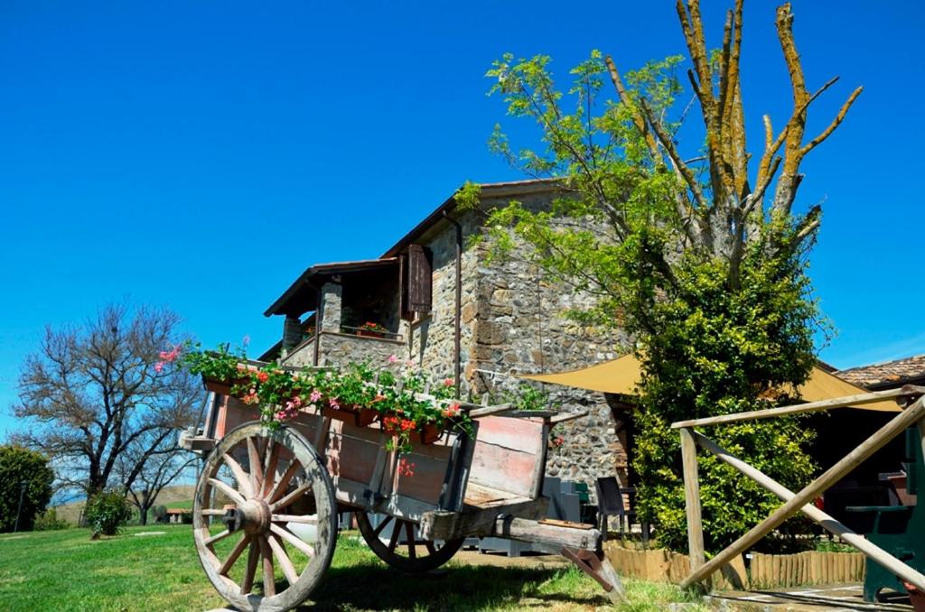 奥维多奥尔维耶托丘二号农场假日酒店的石头房子,带马车