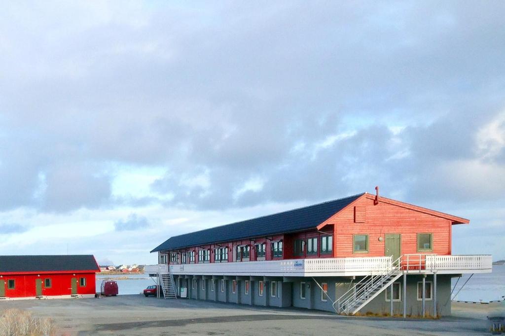 勒斯特岛凯坎腾罗布尔住宿加早餐旅馆 - 罗斯特的黑色屋顶的红色建筑