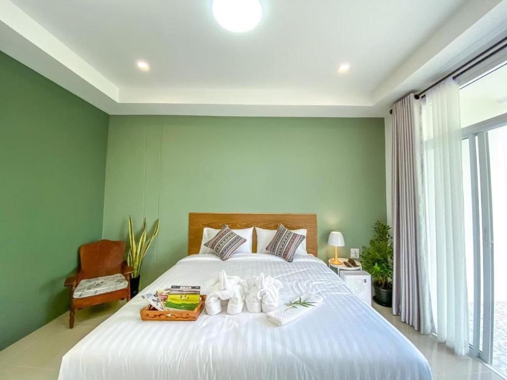 Ban Tongน่านวรรณวัตร รีสอร์ท Nan Wannawat Resort的卧室设有一张白色大床和一扇窗户。