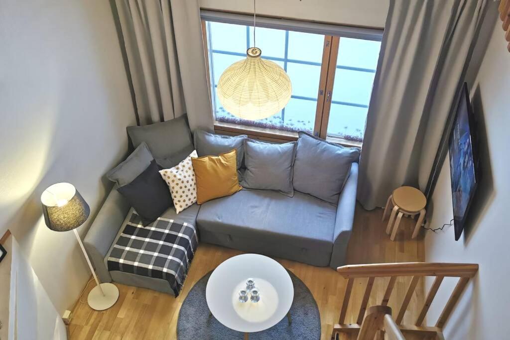 萨利色尔卡Gold Legend Paukkula#2 - Saariselkä Apartments的客厅设有蓝色的沙发和窗户。