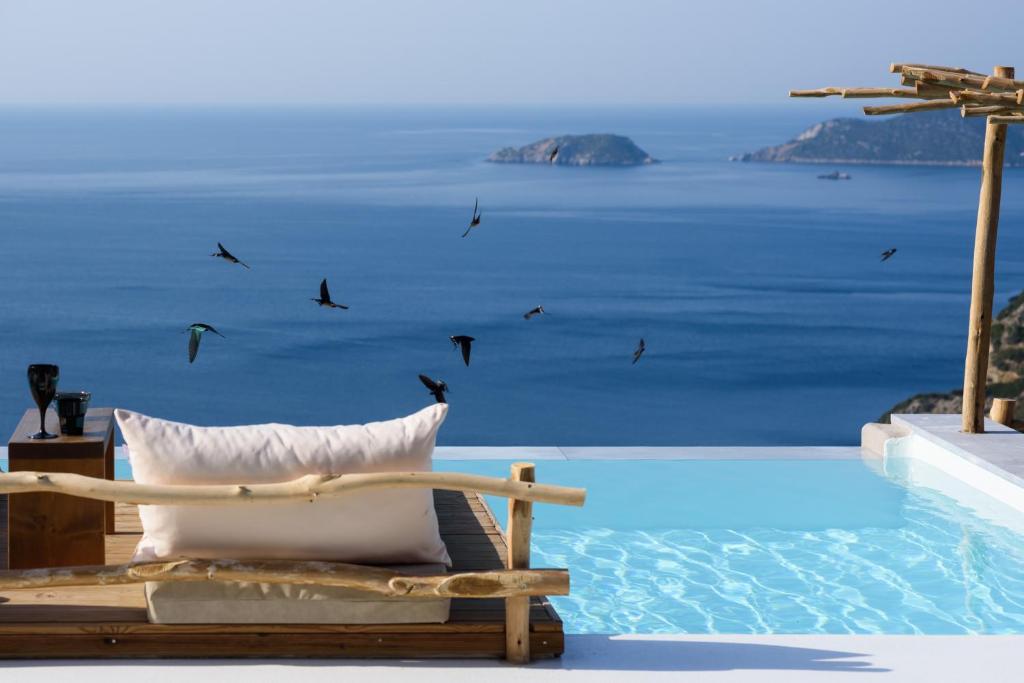 阿洛尼索斯古镇ALETRI new swim up HOTEL的泳池畔的椅子享有海景