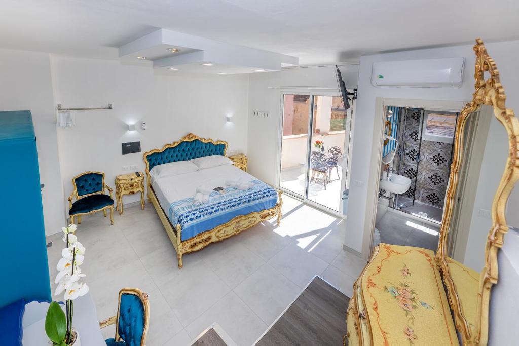 菲纳莱利古雷San Giovanni的一间卧室配有一张床和镜子