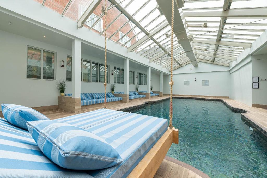 奥萨格Manor House Hotel & Spa, Alsager的一个带秋千床的游泳池