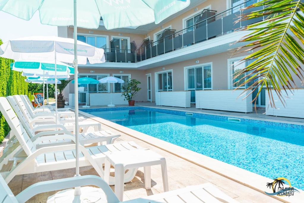 索佐波尔Gradina Holiday的房屋旁的游泳池配有椅子和遮阳伞