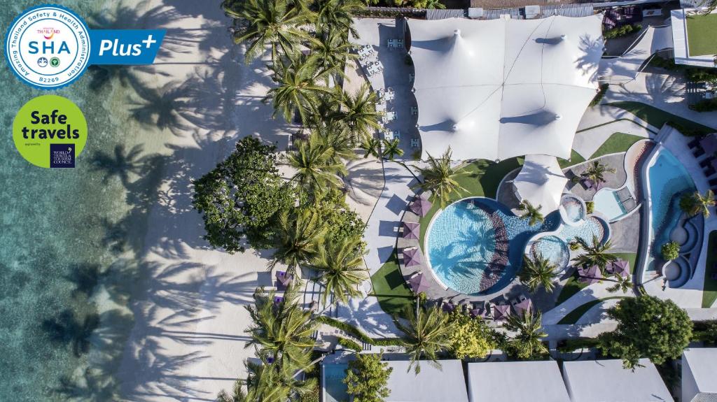 查汶La Vida Samui的享有棕榈树和游泳池的度假村的顶部景致