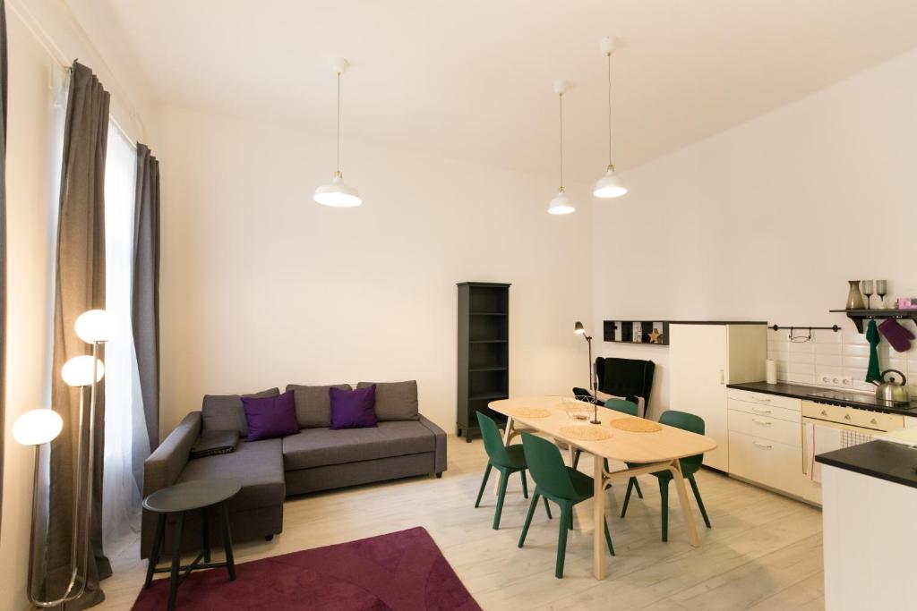 布达佩斯Palace District Apartment的客厅配有沙发和桌子