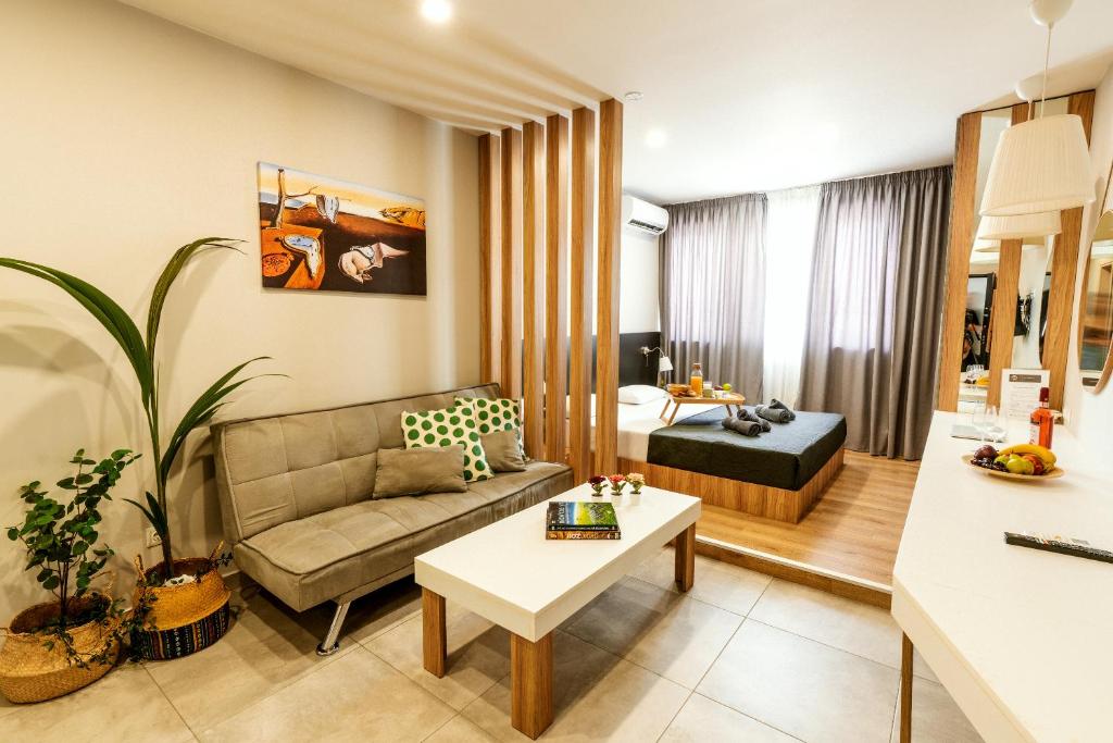 塞萨洛尼基Unique Experience Apartment’s的客厅配有沙发和桌子