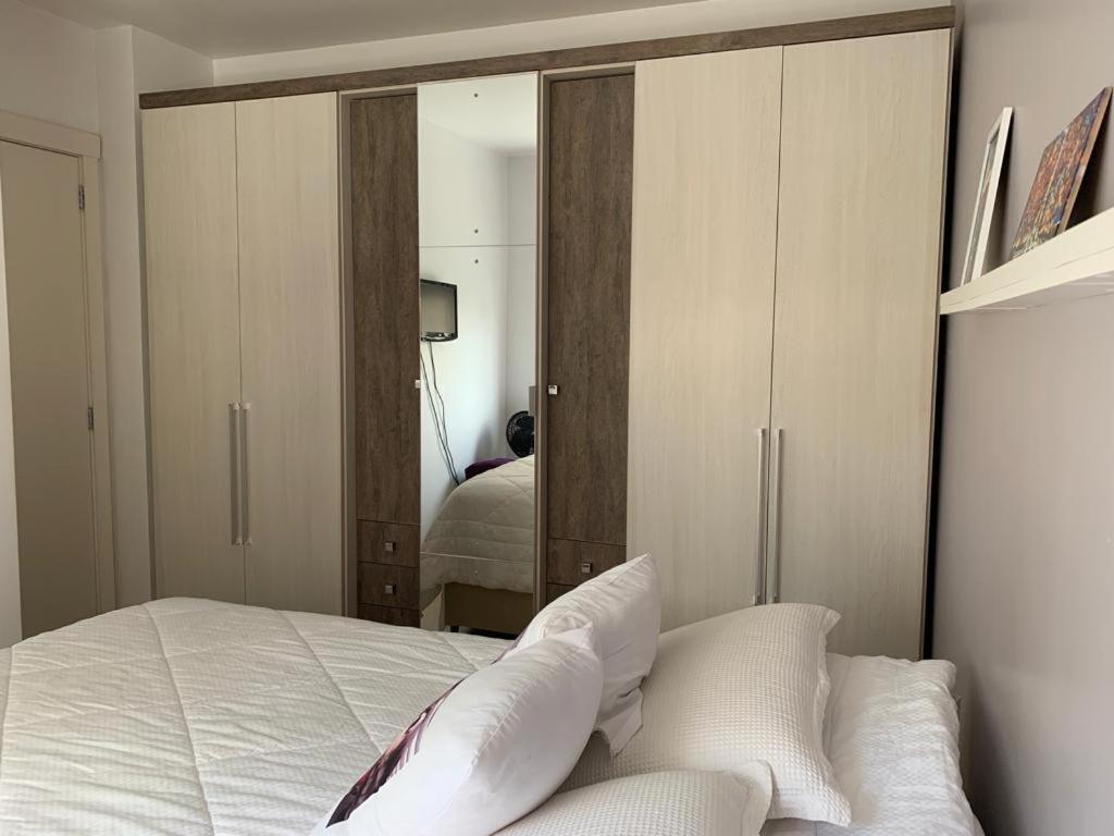 阿雷格里港Andy Apto Menino Deus/Cidade Baixa/Orla的卧室配有白色的床和镜子