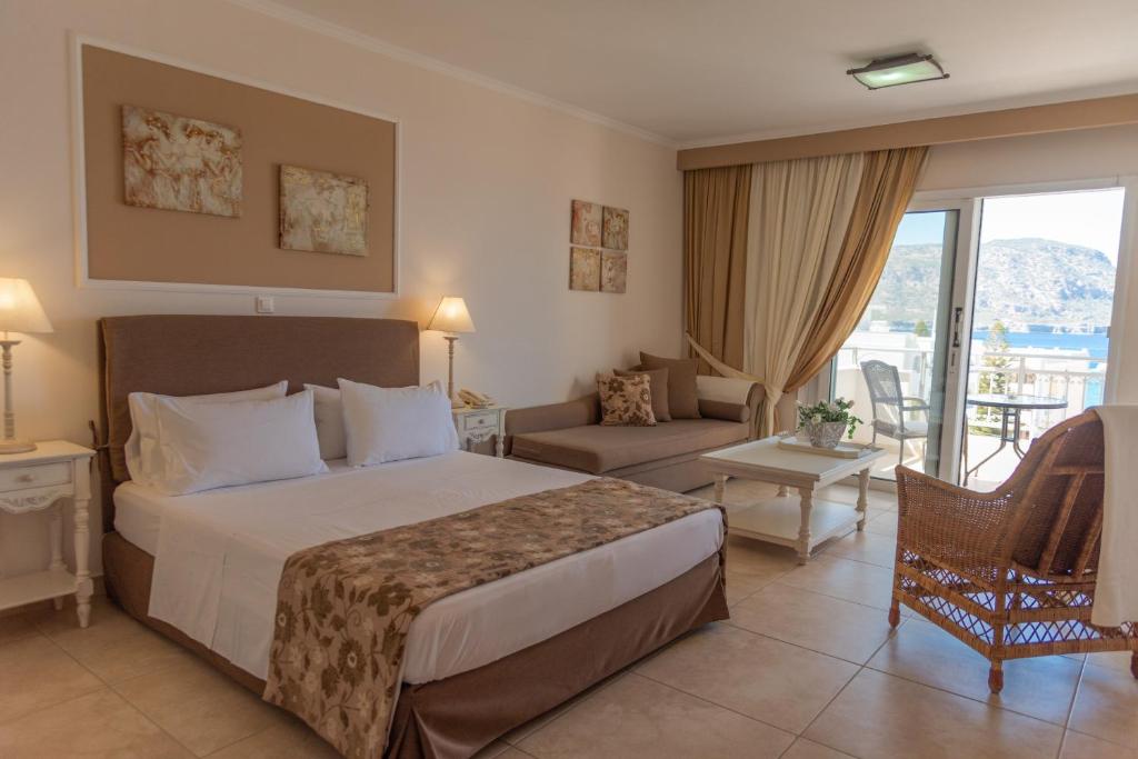 卡尔帕索斯天文公主酒店的酒店客房设有一张床和一个阳台。