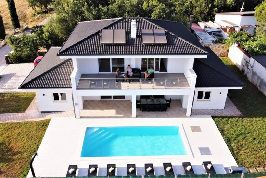 巴尔巴里加New Villa with Pool的享有带游泳池的房屋的空中景致
