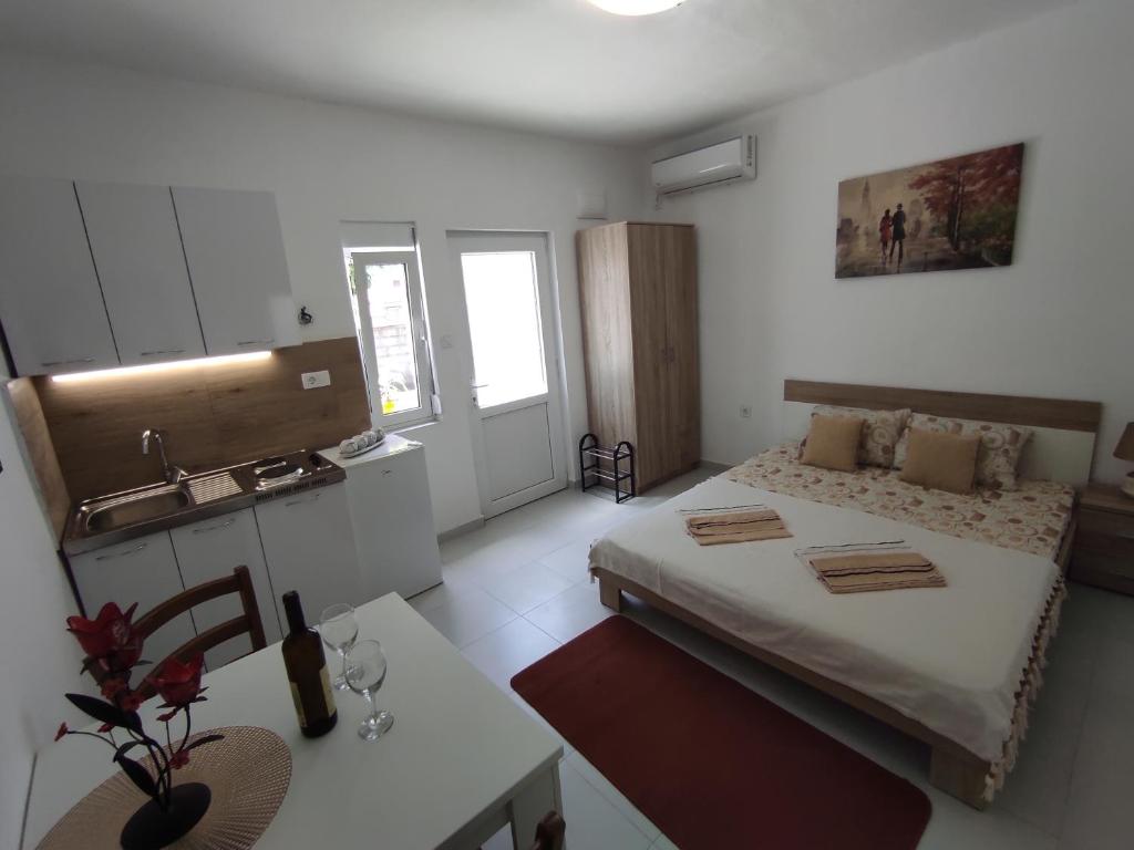 科托尔Apartments Željka-Dobrota的小房间设有床和水槽