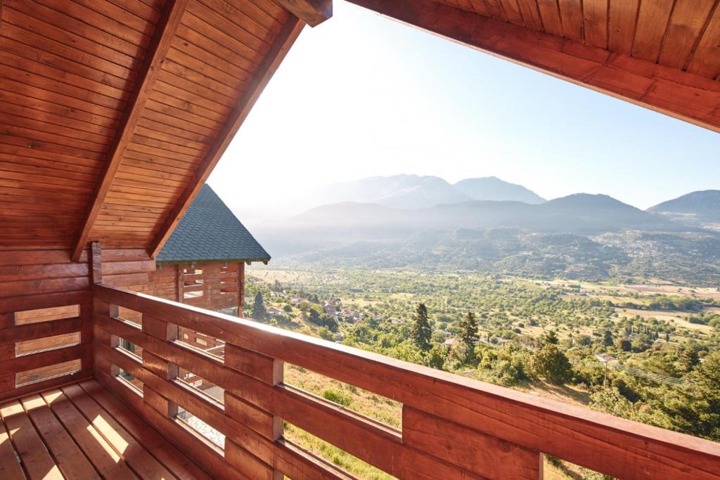 费内斯Pasithea Mountain Chalet的阳台享有山脉背景的小屋美景。