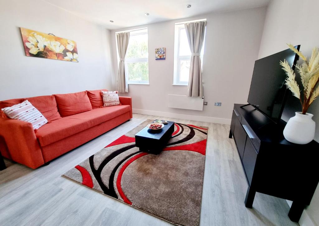 伯恩茅斯Modern Maisonette 2 Bedrooms Newly Renovated的客厅配有红色沙发和地毯。