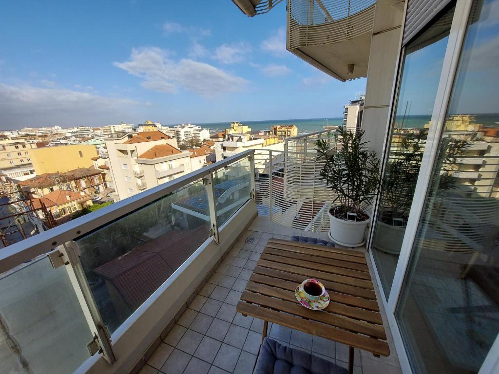 卡托利卡Anastasia's boutique apartment的阳台设有木凳,享有城市美景。