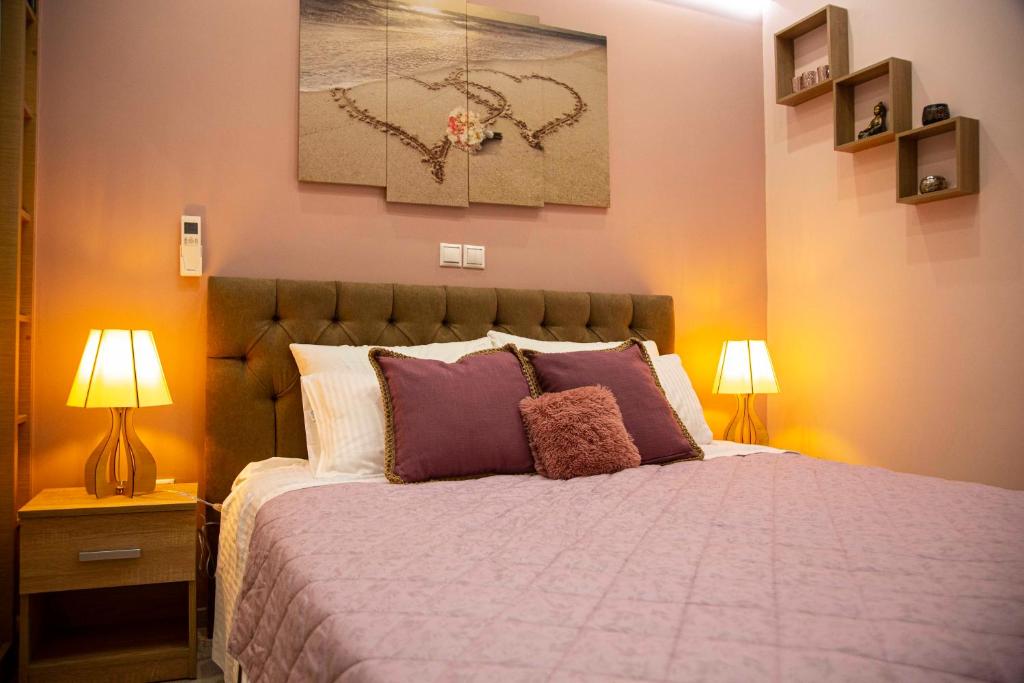 比雷埃夫斯Athens Nautical Flat的一间卧室配有一张带紫色枕头的大床