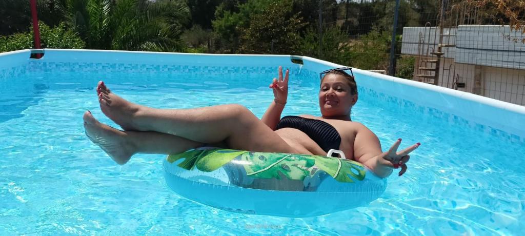 马丁纳弗兰卡Villa relax的充气游泳池中的女人