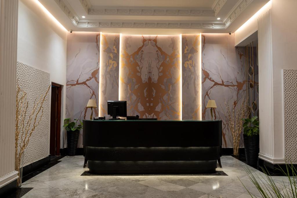 卡萨布兰卡麦捷斯提科酒店的酒店大堂设有前台和墙壁