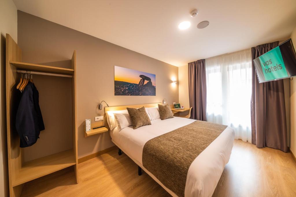 维多利亚-加斯特伊兹Hotel Vas Vitoria AutoCheckIn的一间酒店客房,配有一张床和一台电视
