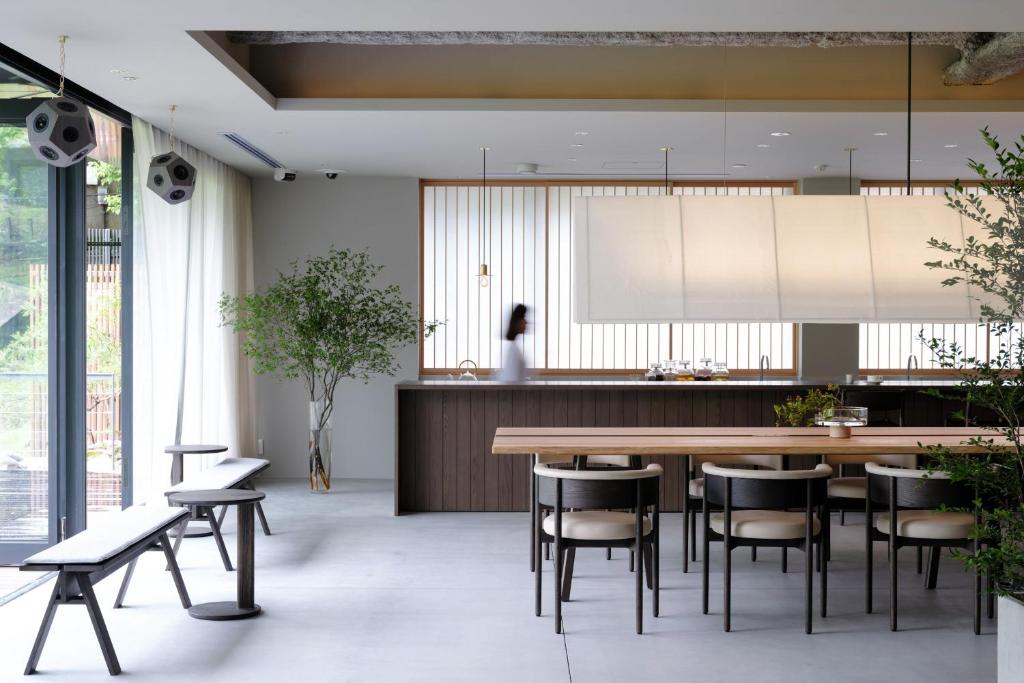奈良MIROKU NARA by THE SHARE HOTELS的厨房以及带桌椅的用餐室。