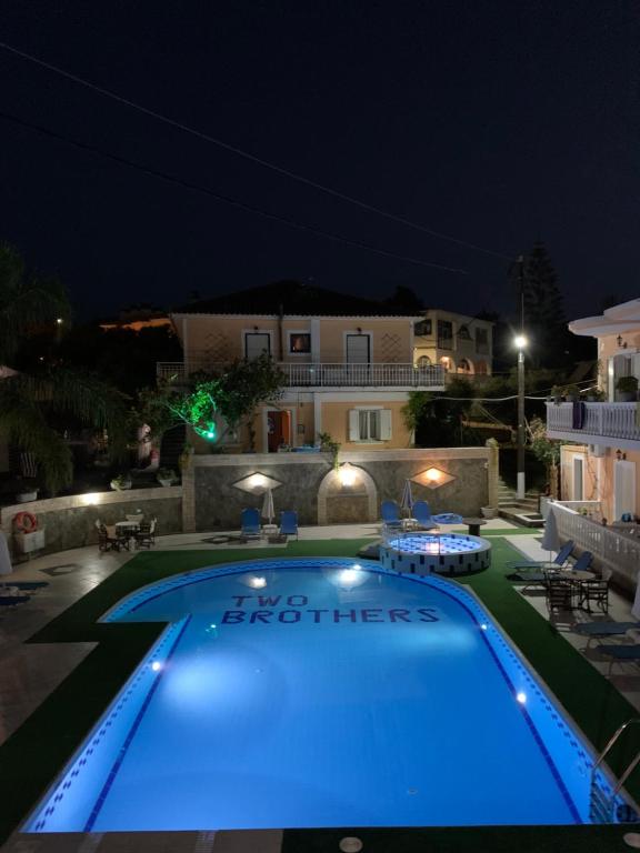 蒂锡利维Two Brothers Studios Tsilivi Zakynthos的游泳池,后方是一座房子