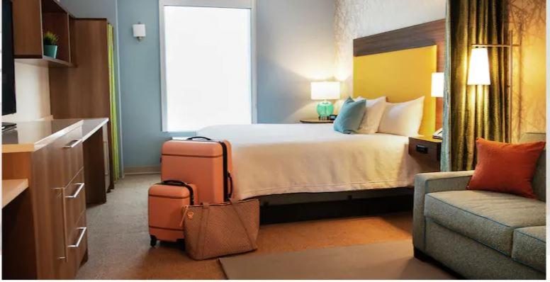 阿马里洛Home2 Suites By Hilton Amarillo East的酒店客房,配有床和沙发