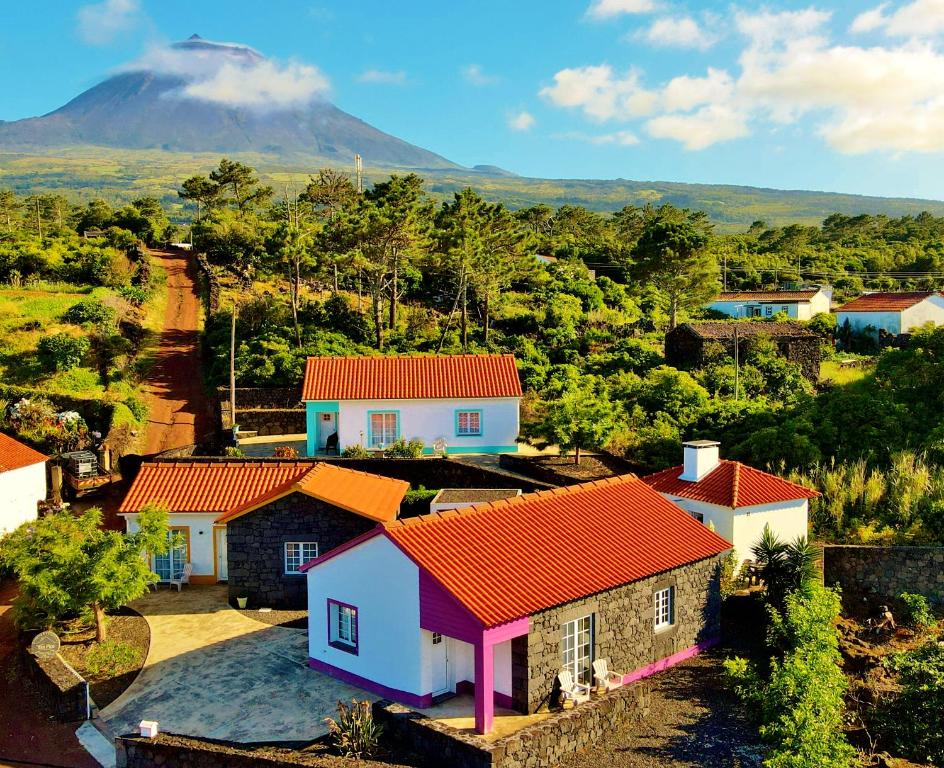 Santa LuziaYes Pico的山地村庄的空中景观