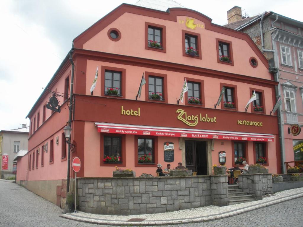 克拉利基Hotel Zlatá Labuť的街道边的红色建筑