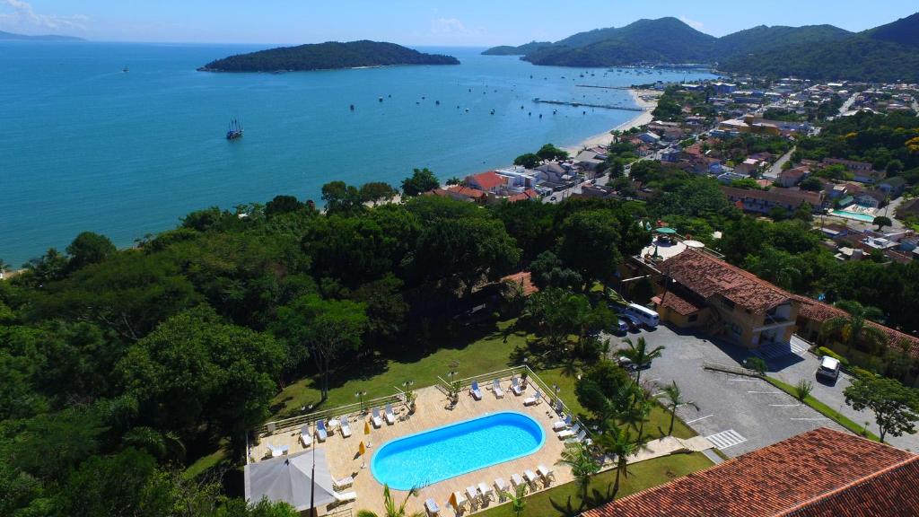 贝卢港Morro do Sol Hotel & Eventos的享有度假胜地的空中景致,设有游泳池和海滩