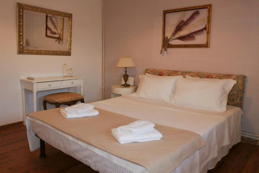 康托卡利Mina's serene garden house的酒店客房,配有带毛巾的床
