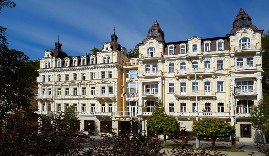 玛丽亚温泉艾克塞西尔酒店的一座白色的大建筑,有许多窗户