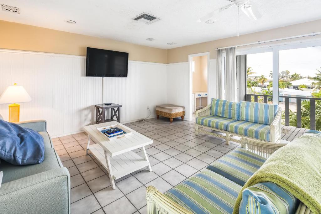 基克罗尼海滩Shady Deck的客厅配有沙发和桌子