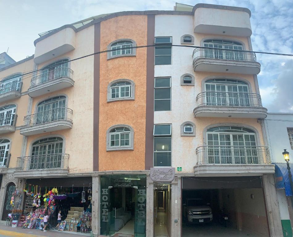 圣胡安－德洛斯拉戈斯Hotel Hacienda Salvador的前面有商店的建筑