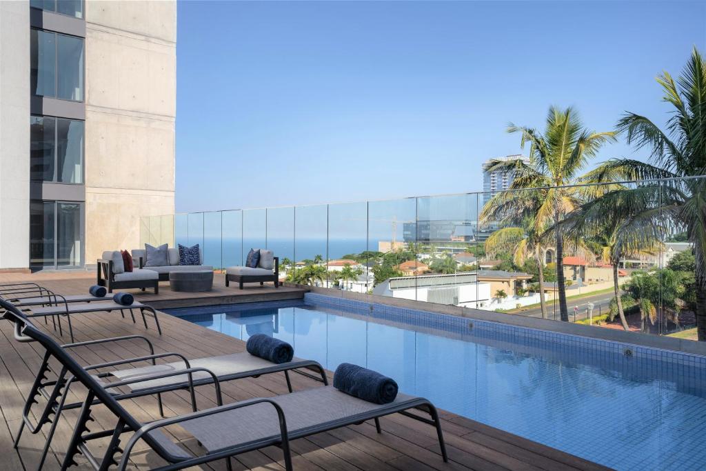 德班Premier Splendid Inn Umhlanga的酒店游泳池享有海景
