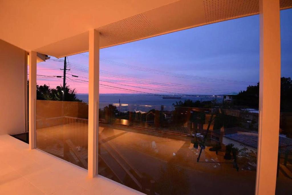 淡路Wellis Villa HANARE的从大楼的窗户欣赏日落美景