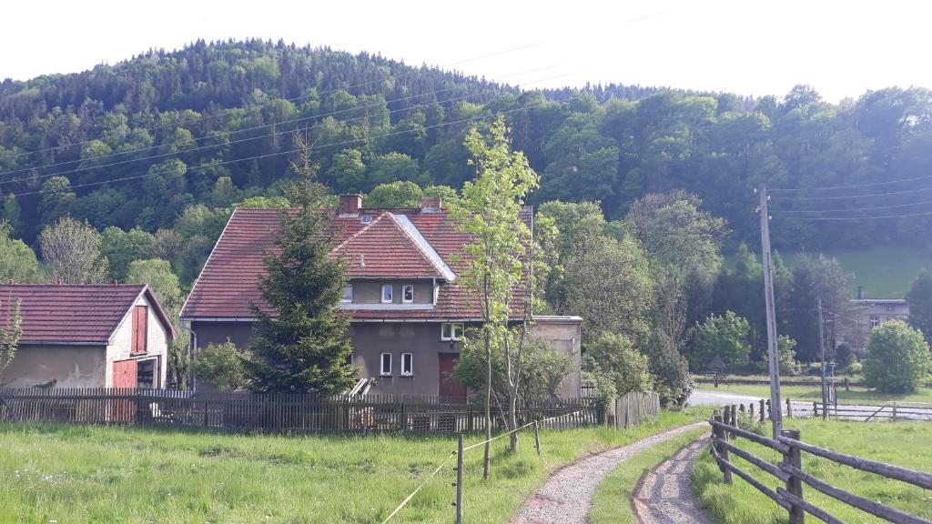 SośninaŚwierkowe Przysiółki的田间中带围栏的房子
