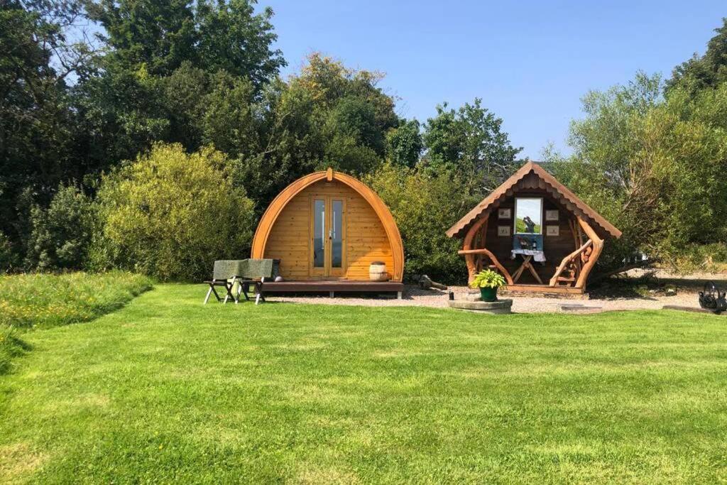 MuffRiver View Log Cabin Pod - 5 star Glamping Experience的草场上的小木屋