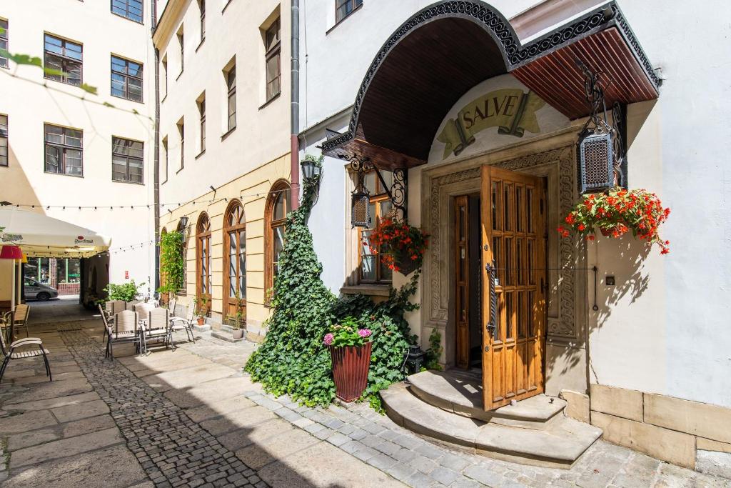 弗罗茨瓦夫杜沃尔波兰语酒店的街道上一扇门,花朵繁多的建筑