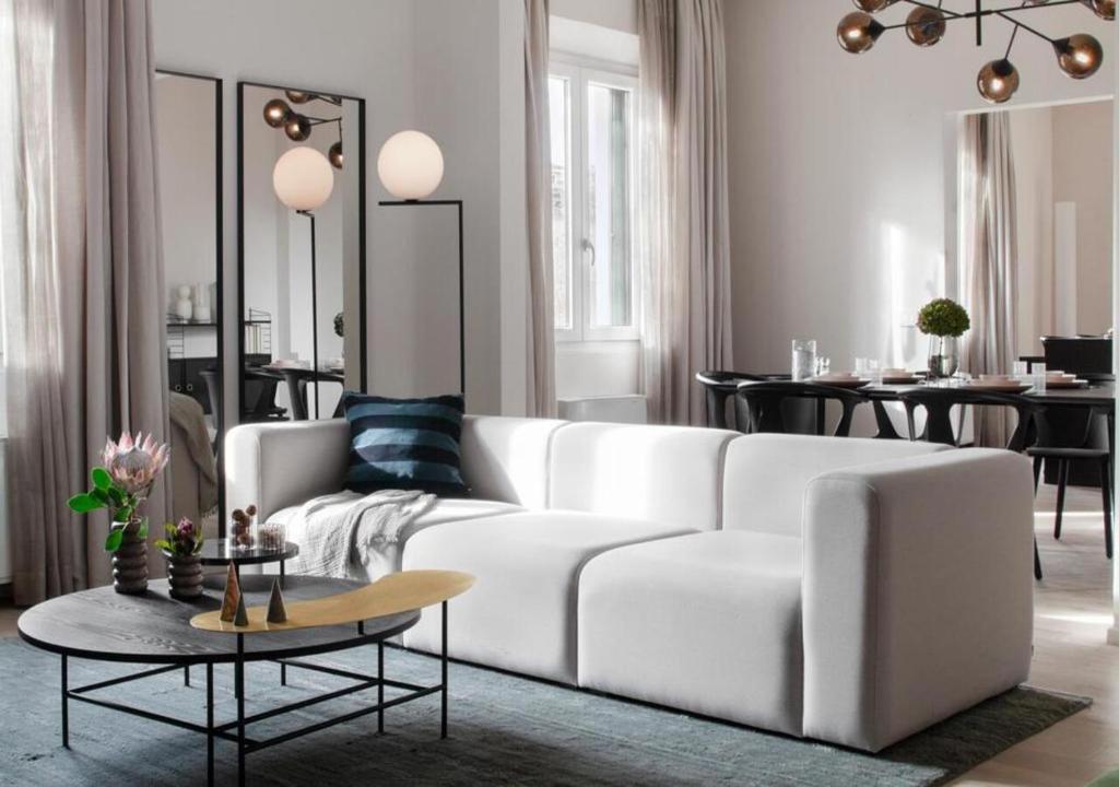 佛罗伦萨BB Hotels Aparthotel Collection Il Michelangelo的客厅配有白色的沙发和桌子