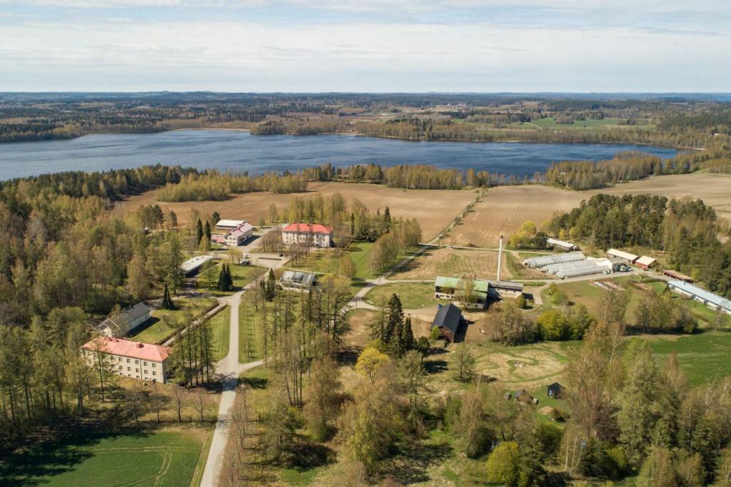 海门林纳Vääpeli的享有农场和湖泊的空中景致