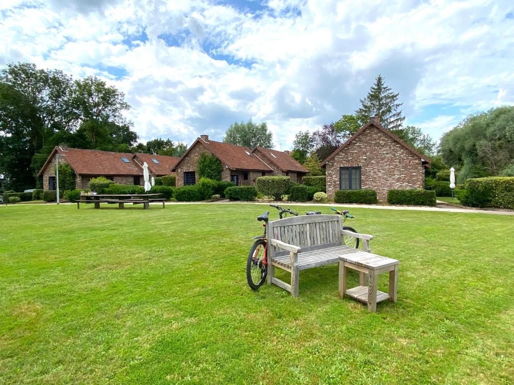 梅斯尼圣佩尔Les Cottages d'Orient Premium的停在院子长凳旁边的自行车