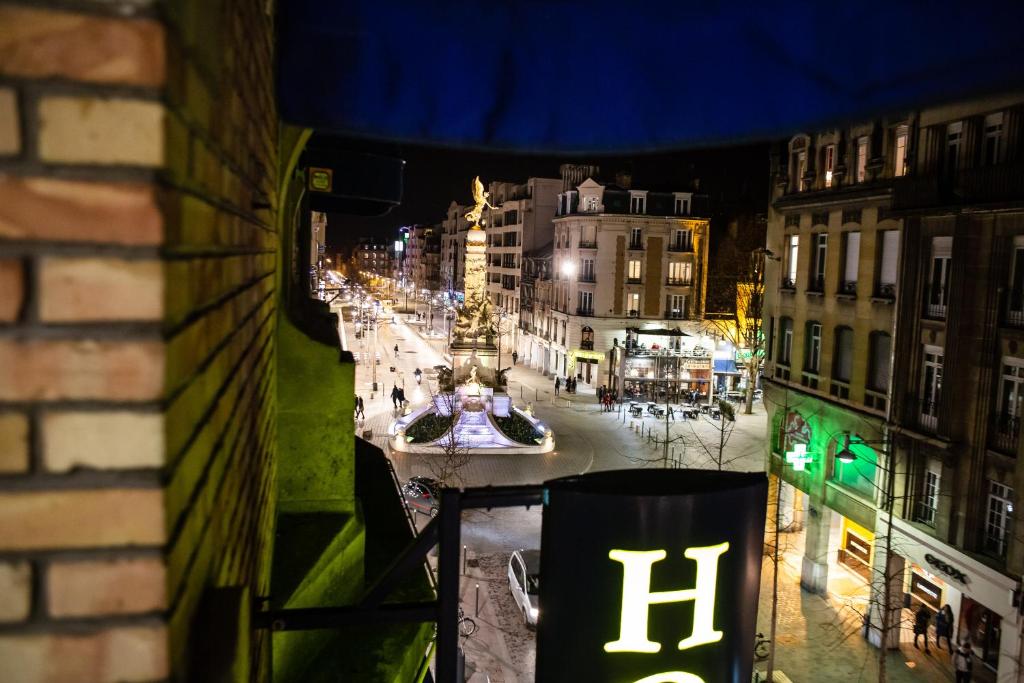 兰斯Hôtel des Arcades的享有夜间城市街道的景色