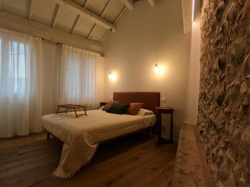 巴萨诺－德尔格拉帕Al Vecchio Porto的卧室配有一张床