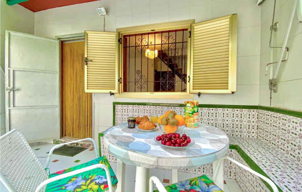 洛斯阿尔卡萨雷斯2 Bedroom Amazing Home In Los Alczares的一张桌子,上面放着水果