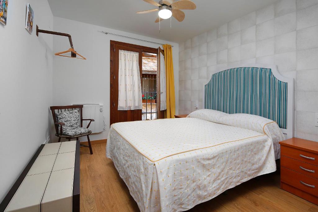 阿尔克萨尔Bellavista 2的一间卧室配有一张床和一把椅子