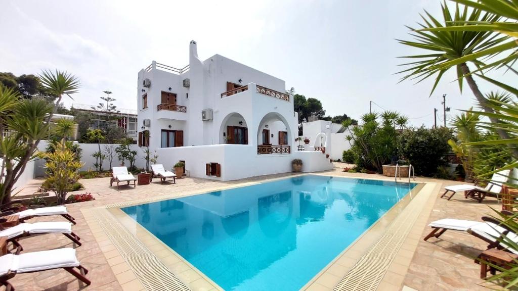 爱琴娜岛Villa Almyra的别墅前设有游泳池